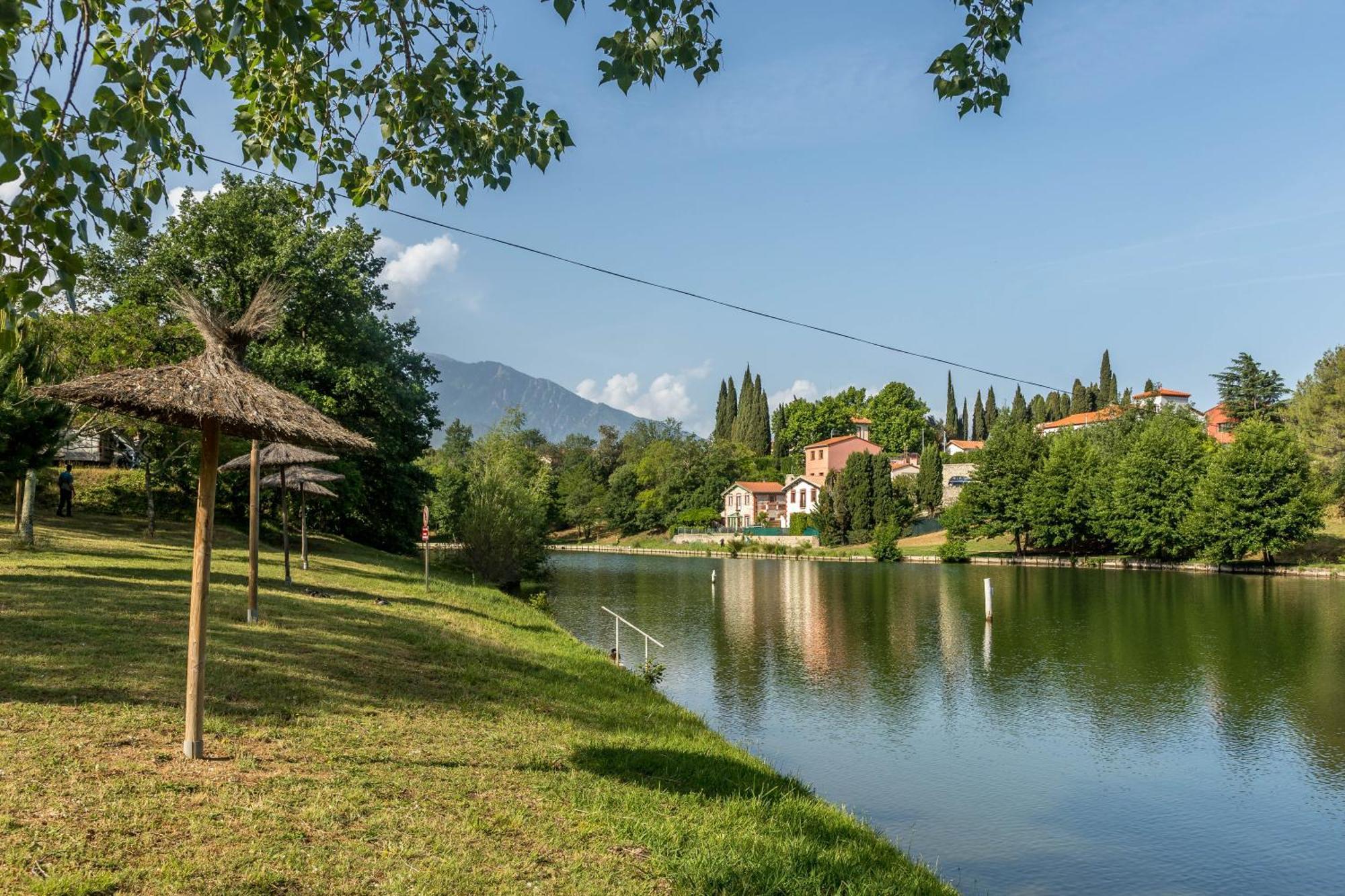 Camping Les Rives Du Lac De Vinca Exteriér fotografie